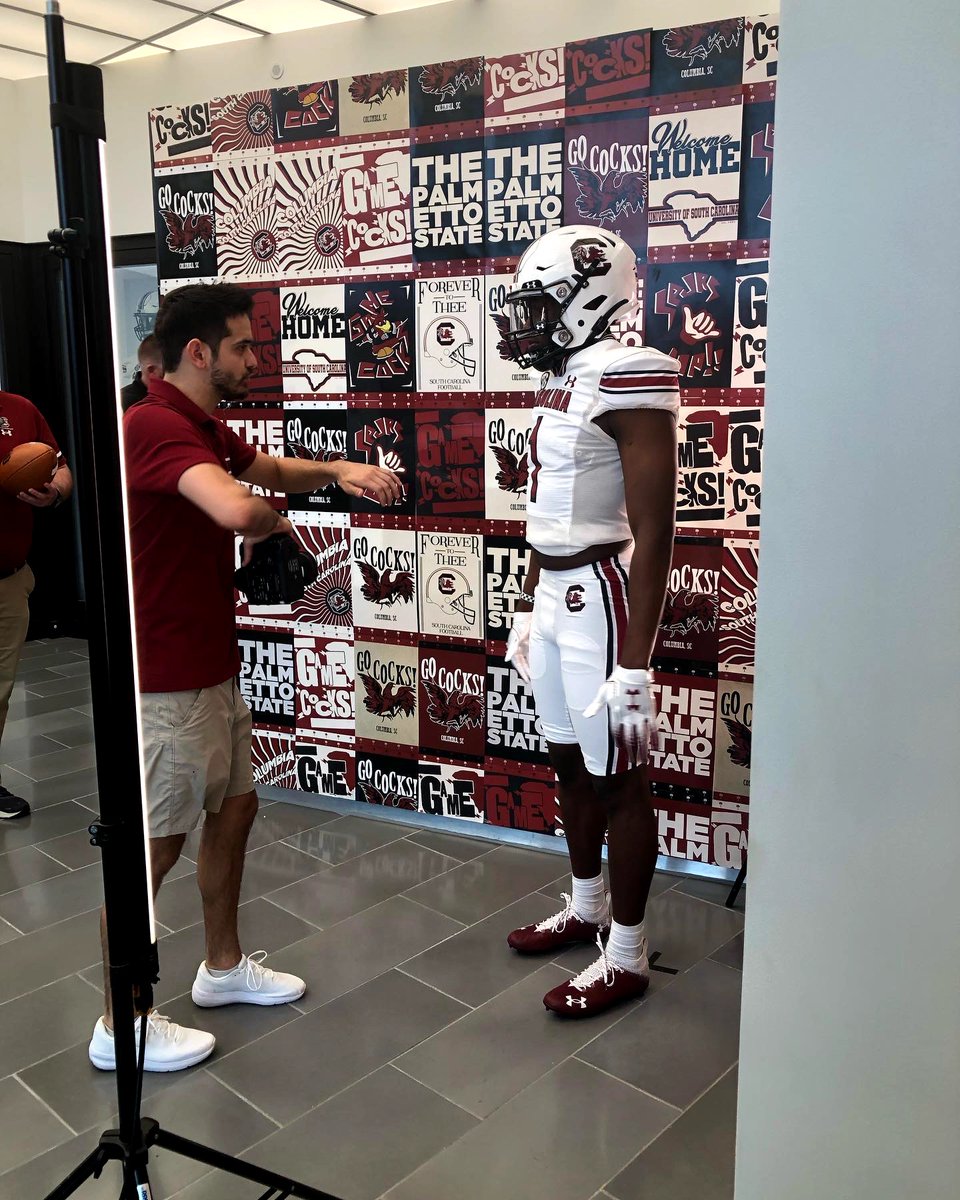 wendellgregory3's tweet image. i would like to thank the man above my Coaches,Teammates and family because none of this would be possible without them and with that being said i will me committing to the university of South Carolina @CoachSBeamer @coachdbrunner @WaltonRecruits @GamecockFB 🐔🐔 #SPURSUP