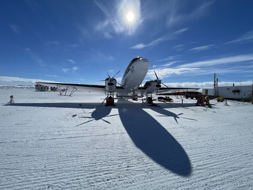 COLDEX_STC's tweet photo. ✅The South Pole-based airborne geophysics team has completed science for the season, finishing a broad survey of the southern flank of East Antarctica's Dome A! Ice structure, thickness, &amp; bedrock data will help plan future surveys for finding ancient climate records in the ice. https://t.co/X3jJfFfseE
