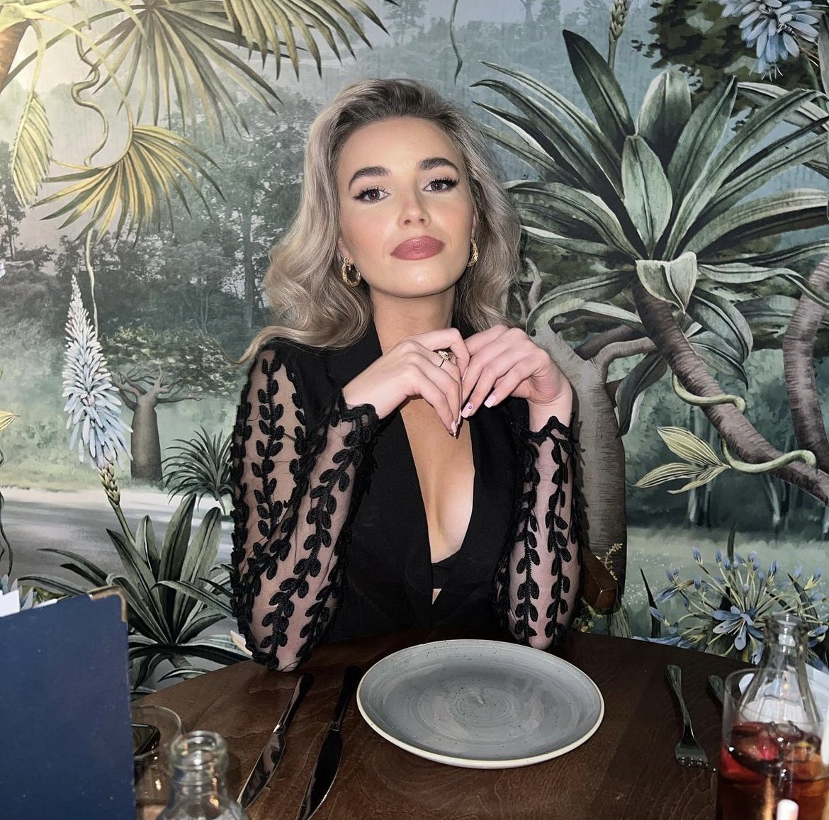 OfficialPLT's tweet photo. Just wanna give Lana a hug #Loveisland  🥺 https://t.co/eSyquCCC3d