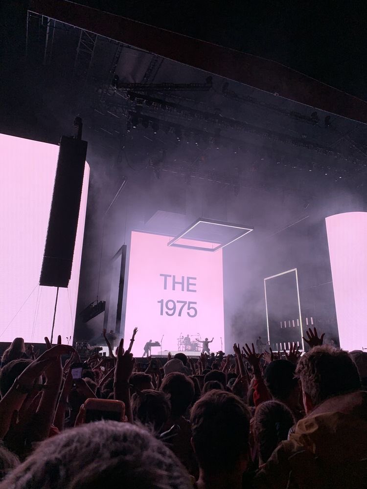 Moveln's tweet photo. #the1975 https://t.co/FTkqeYtFss