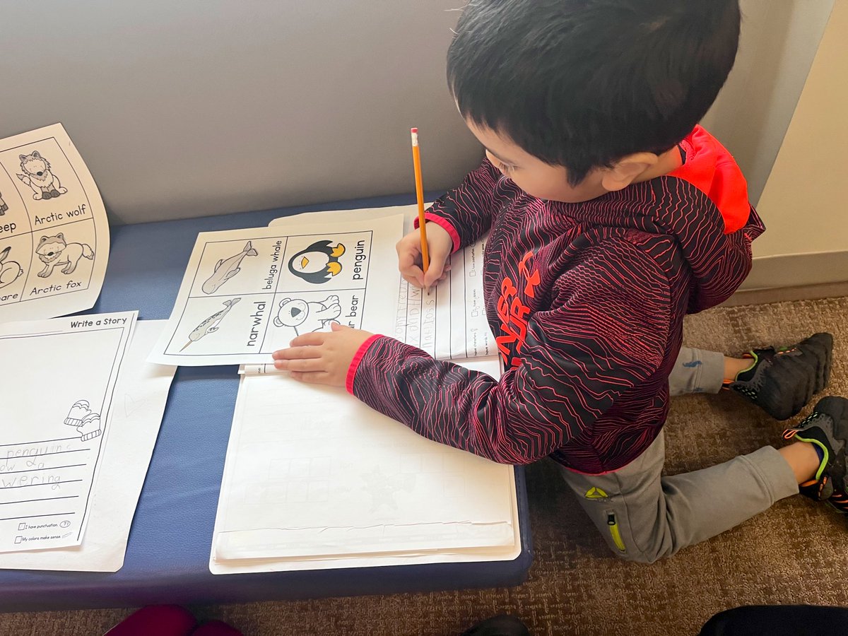 AnessaEckert's tweet photo. Sometimes all you need to make writing exciting is a new location! Today we did some story writing at the carpet and the students loved it! ☺️❤️ #EarlyLiteracy #EngagingStudents #PrimaryLiteracy #LearningToWrite https://t.co/fMBRwGAb7w