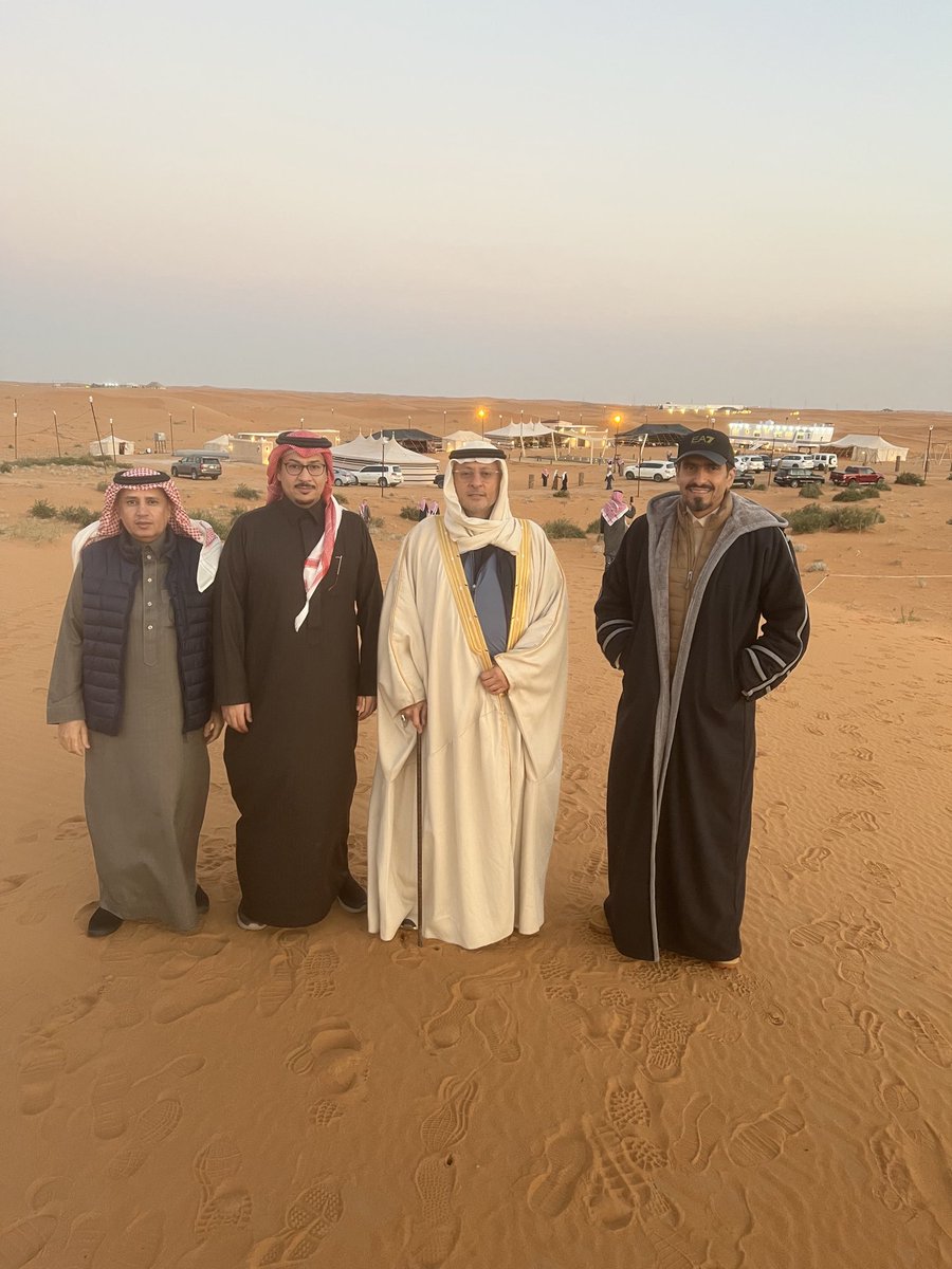 الوجيه الكريم عثمان الفارس بو عبدالعزيز اكرمنا اليوم و بعض الاصدقاء من رجال الاعمال 
بالتمتع بمشاهدة غروب الشمس بأجواء جميلة وتناول وجبة العشاء بمخيمه العامر