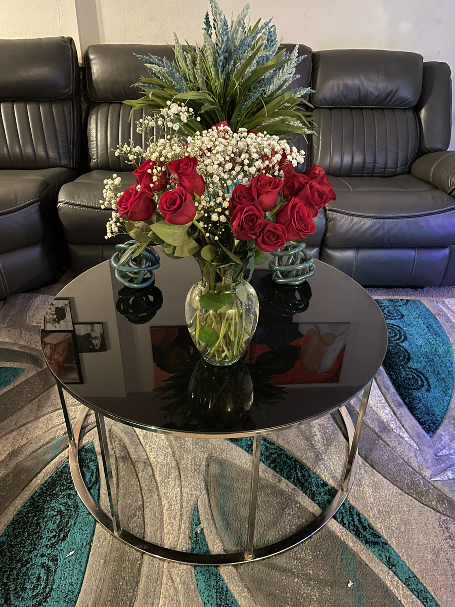 The1NdOnlyLibra's tweet photo. Those that sends me flowers in my DM Thank Ya Kindly but I enjoy the real oneβs betta MONTHLY for over 13years NEVER miss a month π#HaveASafeWeekend https://t.co/EUGA64ELkH