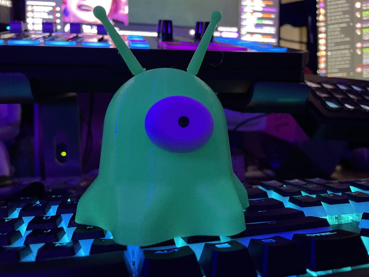 deadpixeltv's tweet photo. I had this great buddy with me for my bday stream! 

Came out great in my @3DArtillery SWX2! 

It’s meant to rubber band on but I held it in place with Velcro to the strap on my headphones 😁

#Futurama #brainslug #3Dprinting https://t.co/qiEs64s3xa