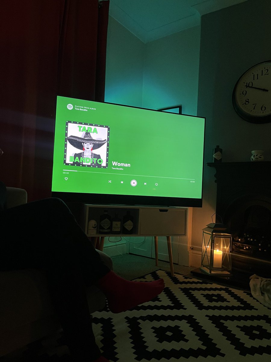 Barrett_1992's tweet photo. @TaraBandito perfect Friday night in with a large glass of red! 🍷🏴󠁧󠁢󠁷󠁬󠁳󠁿 https://t.co/00v4JrWNkP