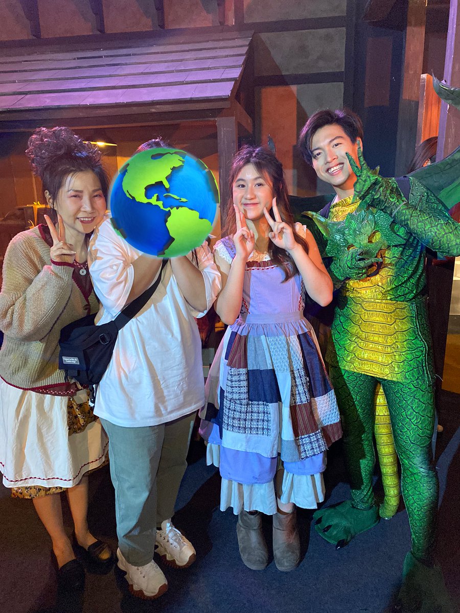 ZetFANY's tweet photo. ปักเมน ชั้นไปฝั่งป่า เสียดายเพราะอยากไปฝั่งเมือง แต่ถ้าไปเมืองคงไม่เจอน้องลูน่า และชั้นคงเศร้ามากเพราะน้องลูน่าน่ารักที่สุดในโลก ปักเมน ชั้นเดินตามเหมือนหมาเชื่องๆตั้งแต่ต้นรูทจนจบเรื่อง แต่คุณยายน่ารัก และอั้ยต้าวมังกรหร่อมากคับผม จบ ไหนรีวิวเนื้อเรื่อง #LunaTheMusical https://t.co/5v5ouA5OVw