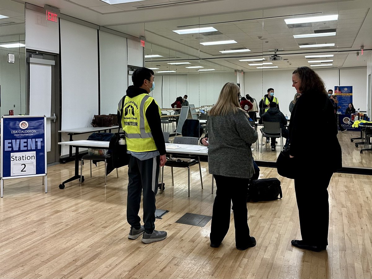 AsmLisaCalderon's tweet photo. Thank you to #TeamCalderon, LAHSA, and community members for volunteering for the homeless count in #HaciendaHeights!
The work that volunteers do during the count is essential for allocating resources to community experiencing homelessness. https://t.co/nGIbdoTV8Q