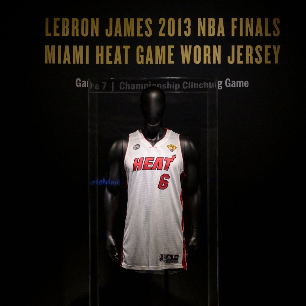 A camisola usada por LeBron James no Jogo 7 das finais de 2013 foi vendida por 3.7 milhões de dólares 💸