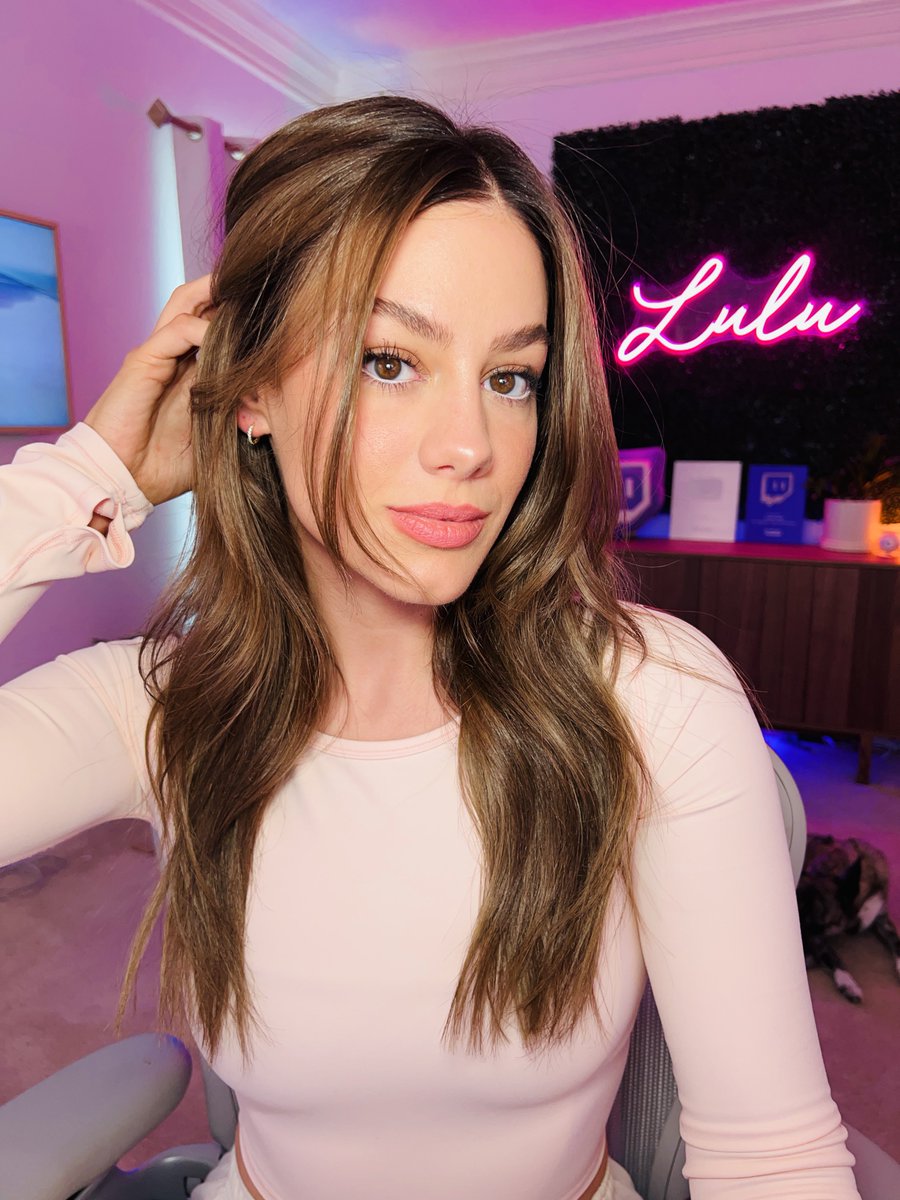 LuluLuvely's tweet image. Chat saw it first 💅🏻