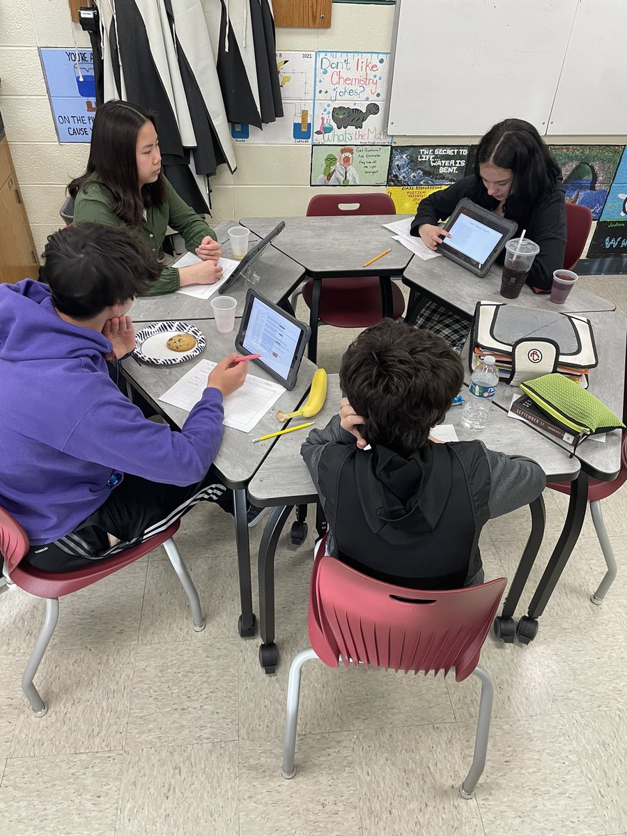 MrPropson's tweet photo. Shoutout to @flincicu for the push. Tried a new format for finals this year. Instead of a test, kids made portfolios, and we had a celebration of learning.
I didn’t know it was possible to smile during finals! 

Very proud of the kids! #SouthSci https://t.co/7LQvceluPs
