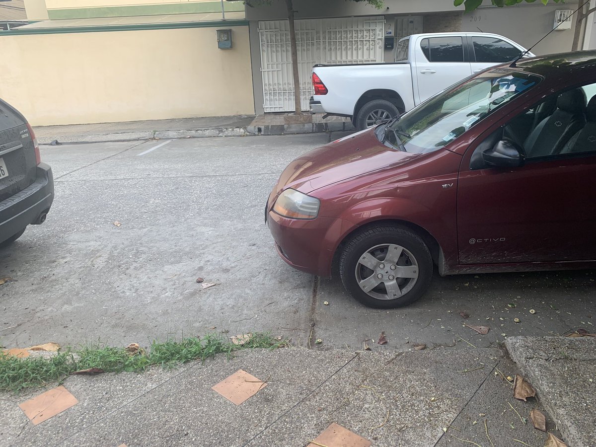 analgrimaldic's tweet photo. Hasta cuando la gente no respeta tengo una emergencia y no puedo salir de mi casa porque estacionaron en la salida del garaje #ATM @ATMGuayaquil @ATM_Transito la gente cree que por ser ciudadela no deben respetar la #laleyeslaley #Urdenor2 https://t.co/zvOyU36TqK