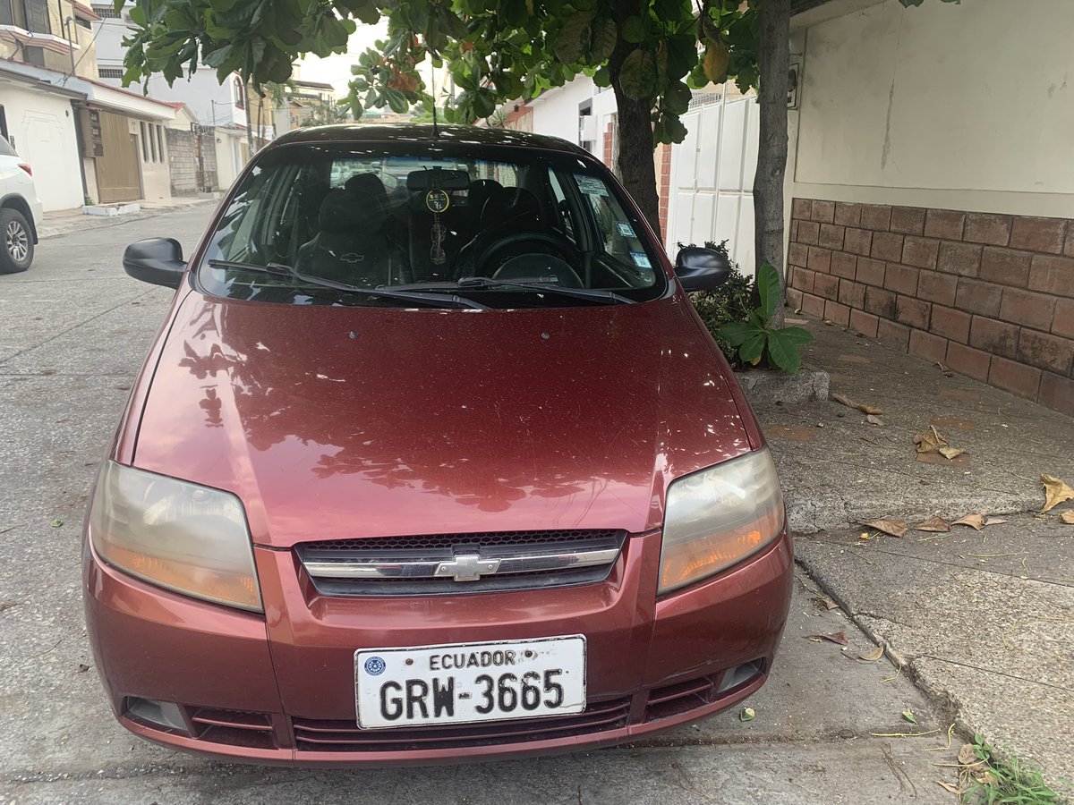 analgrimaldic's tweet photo. Hasta cuando la gente no respeta tengo una emergencia y no puedo salir de mi casa porque estacionaron en la salida del garaje #ATM @ATMGuayaquil @ATM_Transito la gente cree que por ser ciudadela no deben respetar la #laleyeslaley #Urdenor2 https://t.co/zvOyU36TqK