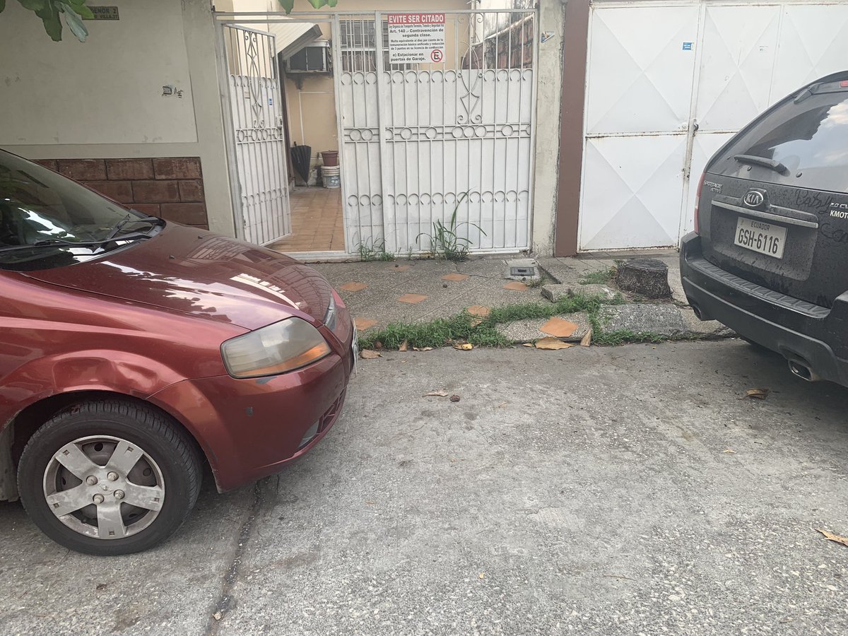 analgrimaldic's tweet photo. Hasta cuando la gente no respeta tengo una emergencia y no puedo salir de mi casa porque estacionaron en la salida del garaje #ATM @ATMGuayaquil @ATM_Transito la gente cree que por ser ciudadela no deben respetar la #laleyeslaley #Urdenor2 https://t.co/zvOyU36TqK