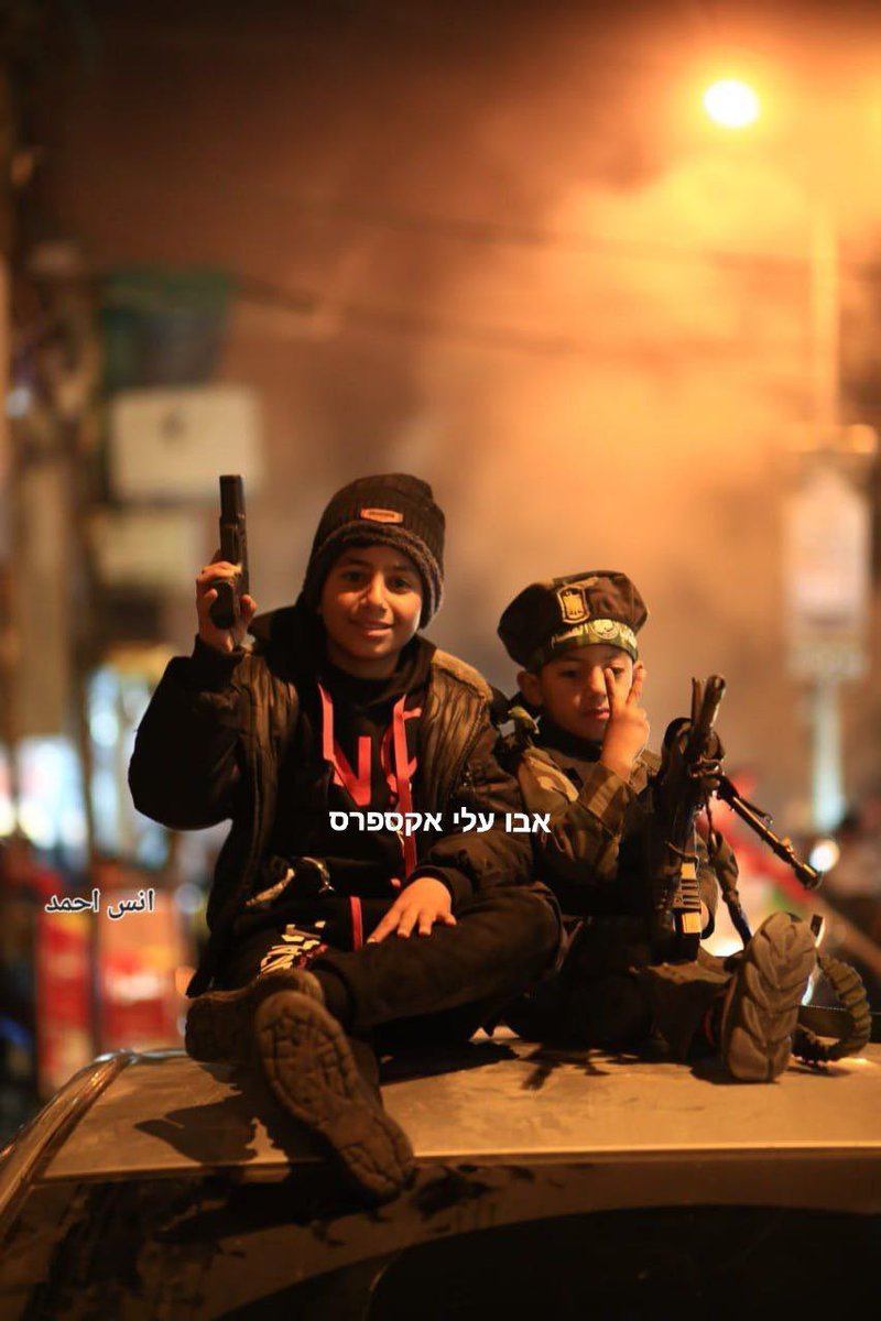 Schauen Sie sich diese Fotos von palästinensischen Kindern an, die den Mord an 7 unschuldigen Israelis feiern, die heute Nacht ermordet wurden.
Dies ist ein Beispiel für eine Kultur, die ihren Kindern beibringt, den Tod zu vergöttern, anstatt Frieden zu suchen.
Absolut widerlich.