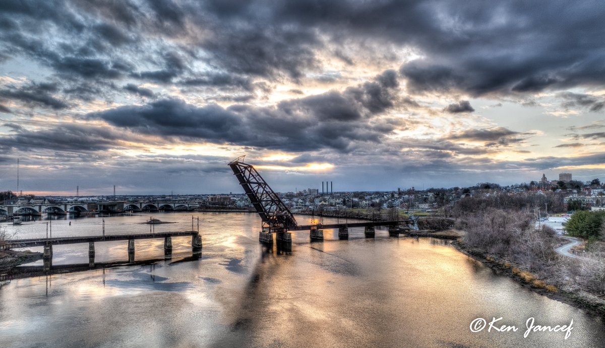 @chelseapriestwx @KellyBatesRI A cloudy sunset at the Crook Point Bascule Bridge in Providence... #sunset #sunsetphotography #aerialphotography #dji #mavic #mavicair2s #hdrphotography #HDR #rhodeisland #providence #401sunsets #sunsets #wintersunset