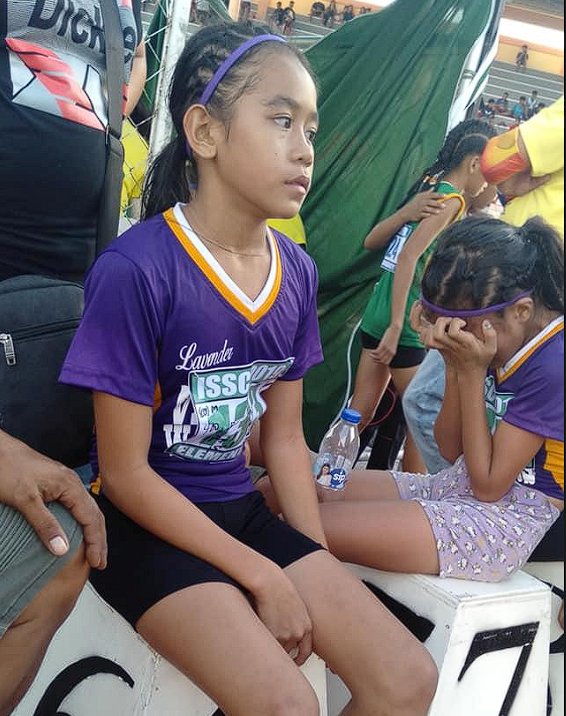 toutrouleici's tweet photo. Cette petite fille ne pouvait pas se payer de paire de chaussures pour une course, elle a dû les fabriquer

Une fois l'histoire virale, le CEO de Nike a voyagé jusqu'en philippines et est à allé lui rendre visite en personne afin de la poursuivre pour 200 000$ de droits d'auteurs https://t.co/RjC6M5WLH5