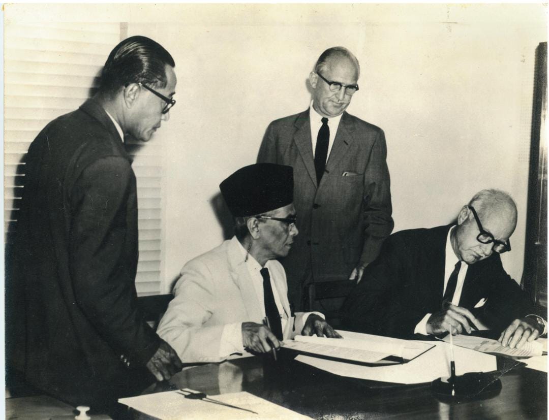 Today, MACEE celebrates its 60th birthday by commemorating the signing of the binational agreement between Malaysia and the United States and the Fulbright program. 

Happy 60th MACEE!

#macee #macee60 #fulbright #fulbrightprogram #fulbrightmalaysia #binationalagreement #60years