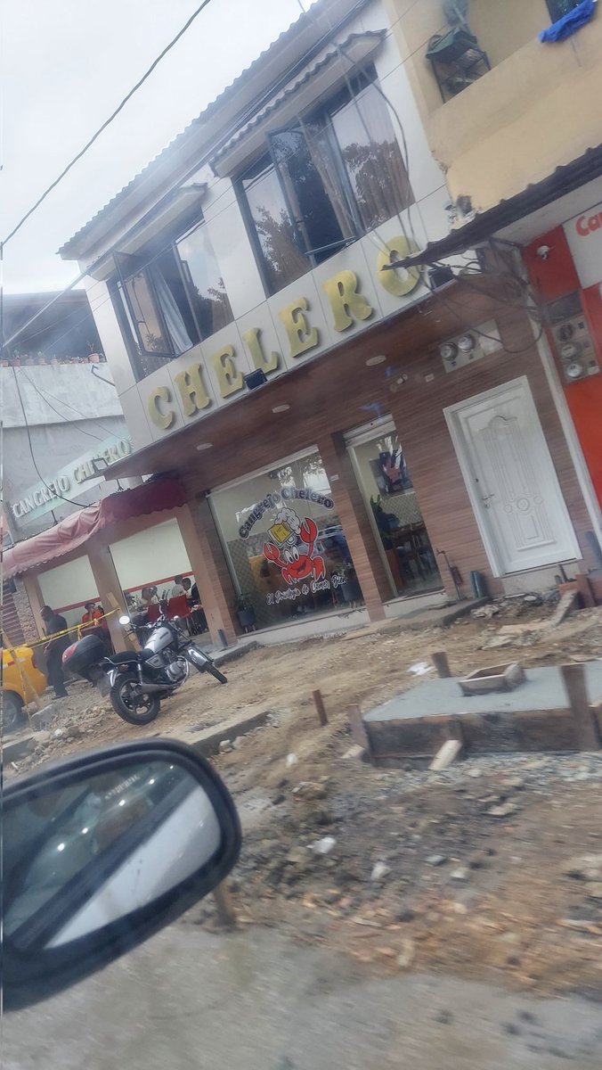 OlguitaRV's tweet photo. @ATM_Transito @ATMGuayaquil resulta que estos se adueñan de los parqueos...como pueden permitir eso, genera caos vehicular... https://t.co/UnC3Uiep5L