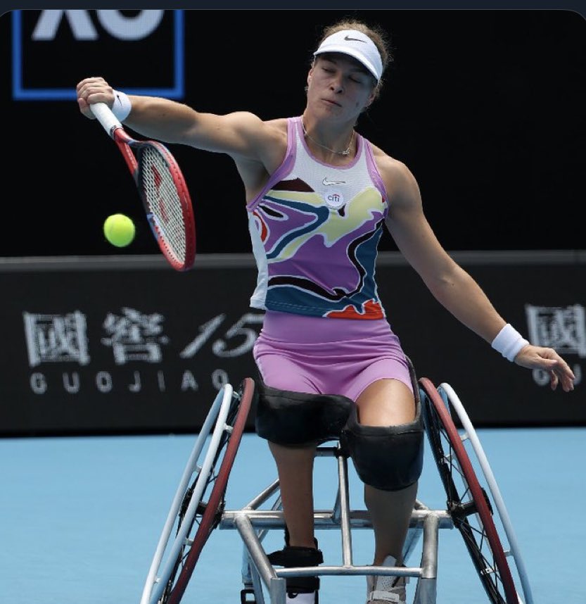 edwin_peek's tweet image. Diede de Groot wint voor de vijfde keer in haar carrière de #AustralianOpen 
Ze verliest de eerste set ‘zomaar’ met 6-0(!) van Yui #Kamiji 🇯🇵 en zet daarna de finale alsnog naar haar hand: 06 62 62
Het is al de 17de grandslamtitel voor #DeGroot
#AusOpen 🇦🇺 #unbeatable