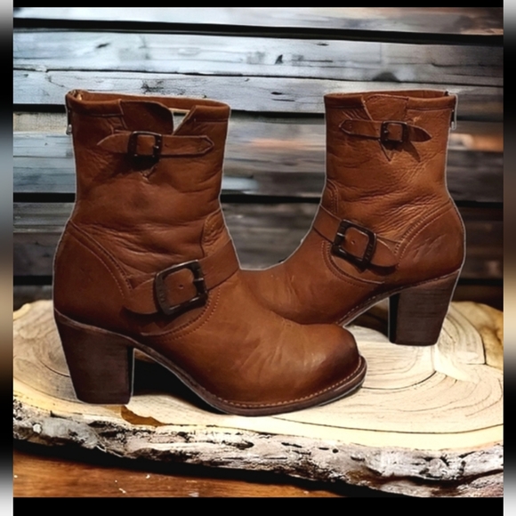 radiance1992's tweet photo. So good I had to share! Check out all the items I'm loving on @Poshmarkapp from @jvsisales #poshmark #fashion #style #shopmycloset #frye #merrell #dvbydolcevita: https://t.co/je0o56wwyV https://t.co/FgCHY6n4fp