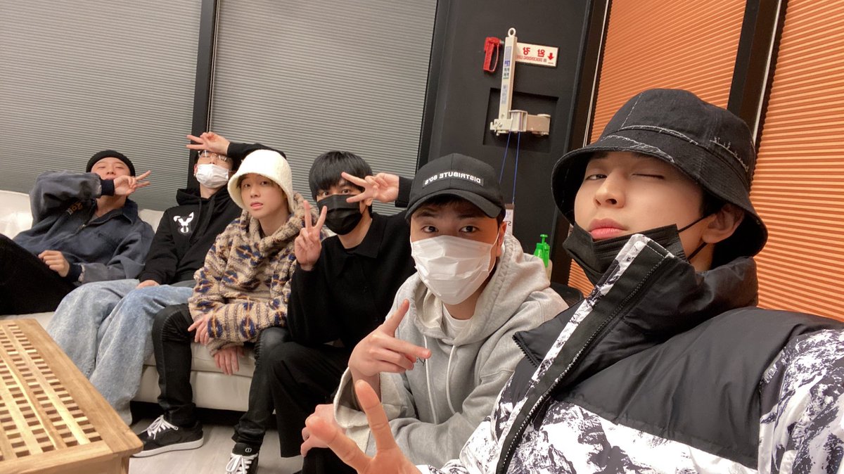 ikonida's tweet photo. iKON 1ST GROUP PHOTO THIS 2023 https://t.co/HfD8UN7uz8