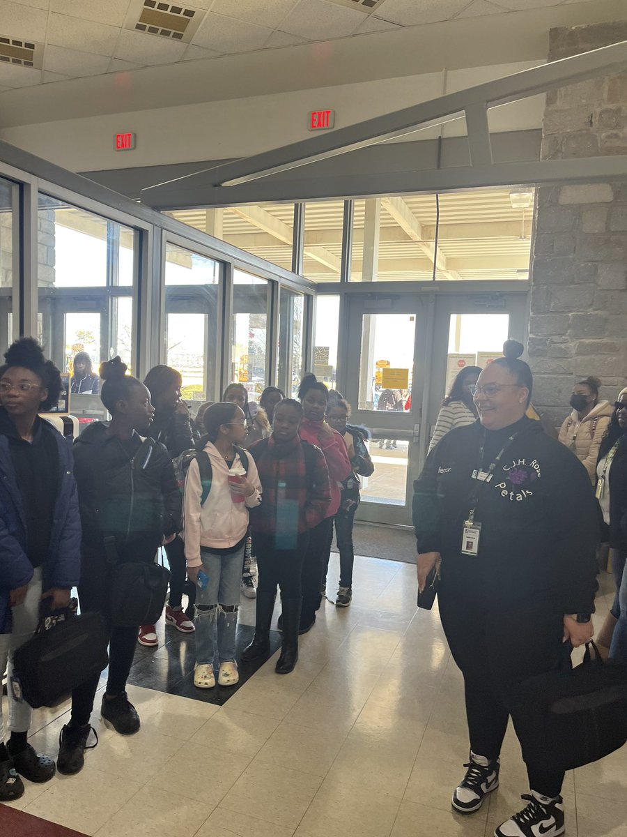DawnGSmith1's tweet photo. Thank you to the @RCHSBulldogs G.I.F.T.S. for welcoming the Rose Petals as your “little sisters.” It truly takes a village and we are grateful for this mentoring partnership!  Great job to the leaders, mentors &amp; sponsors!   💙💛❤️🖤 @CJHicksElem @PrincipalCJHES https://t.co/4SBGGC3IBx