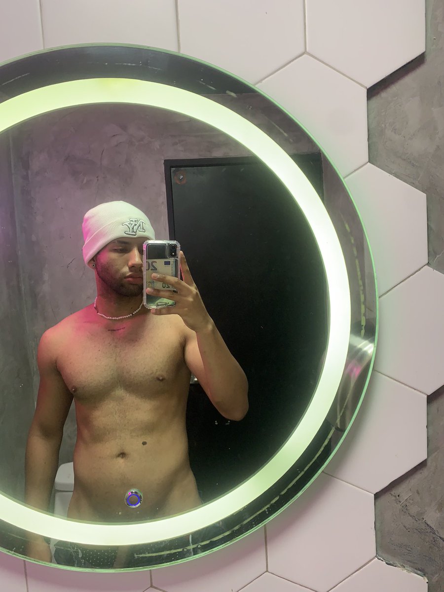 Alexjpt7501's tweet photo. Holaa, si ves el algo que te gusta me tienes que comprar contenido y darle RT😉😈 https://t.co/YzVKl04NFb