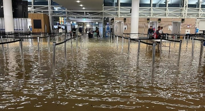 Auckland airport (New Zealand) after 246mm rain in 24hrs #aucklandflooding . This again proves no city on Earth can face extreme rain. Meanwhile, our Mumbai airport does not get flooded even in 350mm rain 😉. So stop defaming India, and be proud to be an India always 🇮🇳