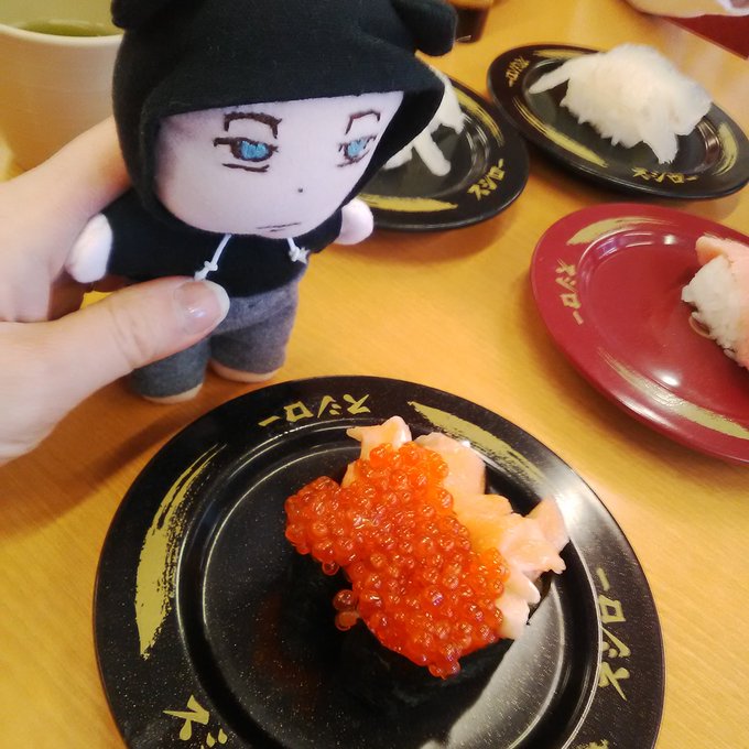 「うーん、これに合う酒は・・」隊長、お酒はまだダメですよ。「シャリが小さい!これならオレでも食えそう!」シャリハーフ出てきたねぇ!小食なハルチヨちゃん向けだね 