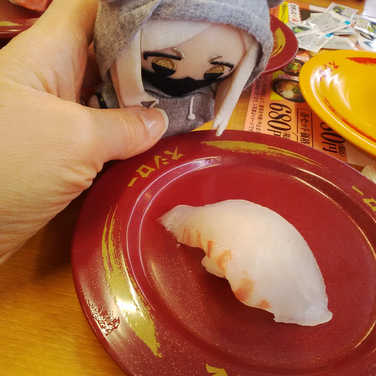 「「うーん、これに合う酒は・・」隊長、お酒はまだダメですよ。「シャリが小さい!これ」|れんた🍇20↑のイラスト
