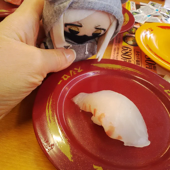 「うーん、これに合う酒は・・」隊長、お酒はまだダメですよ。「シャリが小さい!これならオレでも食えそう!」シャリハーフ出てきたねぇ!小食なハルチヨちゃん向けだね 