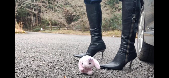 そう&hellip;おまえはもう私に踏み潰される運命なの&hellip;&hellip;💓 逃げられないわよ&hellip;&hellip;❤ ブーツでグニュグニュって踏み潰すと&hellip;&hellip;❤ああ私、興奮して勃起してきちゃう&hellip;💕💕💕 ねぇ誰か私の勃起おちんぽチュパチュパしゃぶって〜💕💕💕 奴隷フェラ犬くんが欲しいなぁ💕💕💕  #女装 #クラッシュフェチ<a href="/tag/%E5%A5%B3%E8%A3%85"class="tags">#女装</a><a href="/tag/%E3%82%AF%E3%83%A9%E3%83%83%E3%82%B7%E3%83%A5%E3%83%95%E3%82%A7%E3%83%81"class="tags">#クラッシュフェチ</a>