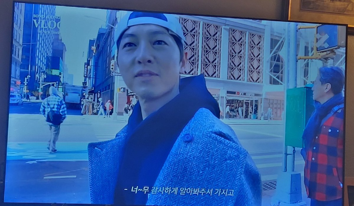 Cjewel2012's tweet photo. #fingerling I got a text from another of us being fans at night in NYC Claudia you are in #SongJoongKi Vlog I was ecstatic but love ❤️ he was happy he could be a normal tourist https://t.co/c1YzDblYR2