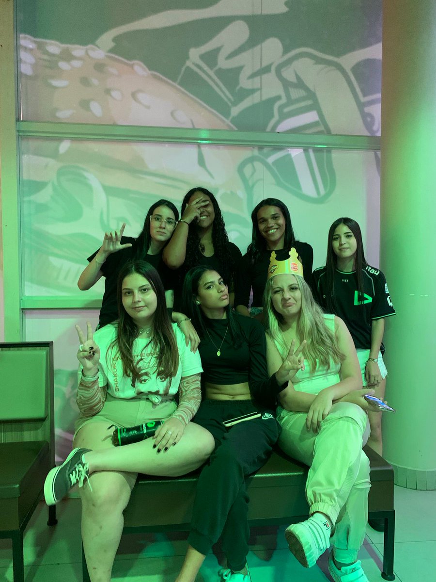 gadinhas.da.barbara 𐂂 tweet media