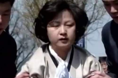 옛날 어린시절 부터 배배꼬인 주사파 빨갱이 운동권 여자~~~누굴까요?(심술궂게 생겼다)지금은 마귀할망구가 되었다.