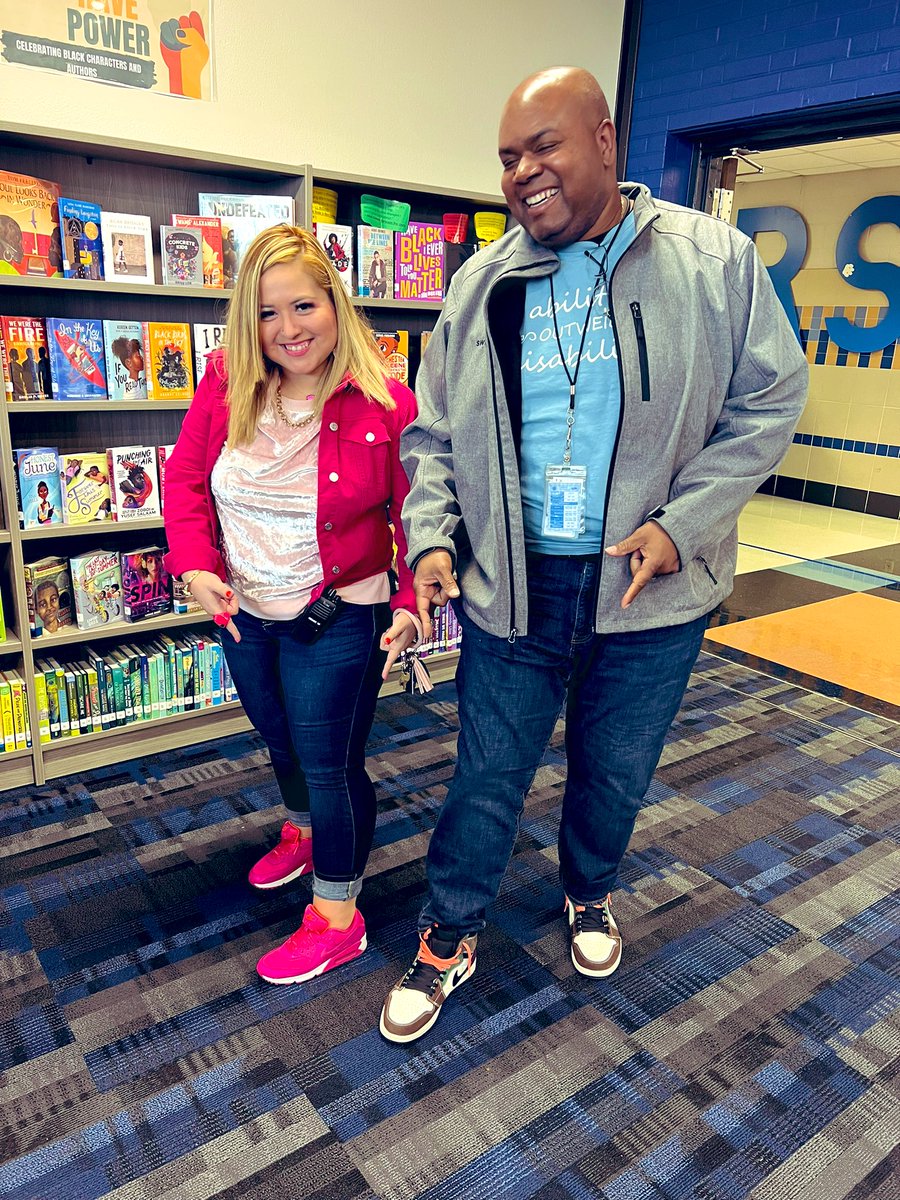 LamaestraBrenda's tweet photo. Friday @Apollo_JH is #shoegamefriday 😎😎 #makingconnectionswithkids #buildingrelationships @yolanda_gaither @LeonardBraxton2 https://t.co/Pac32moKXk
