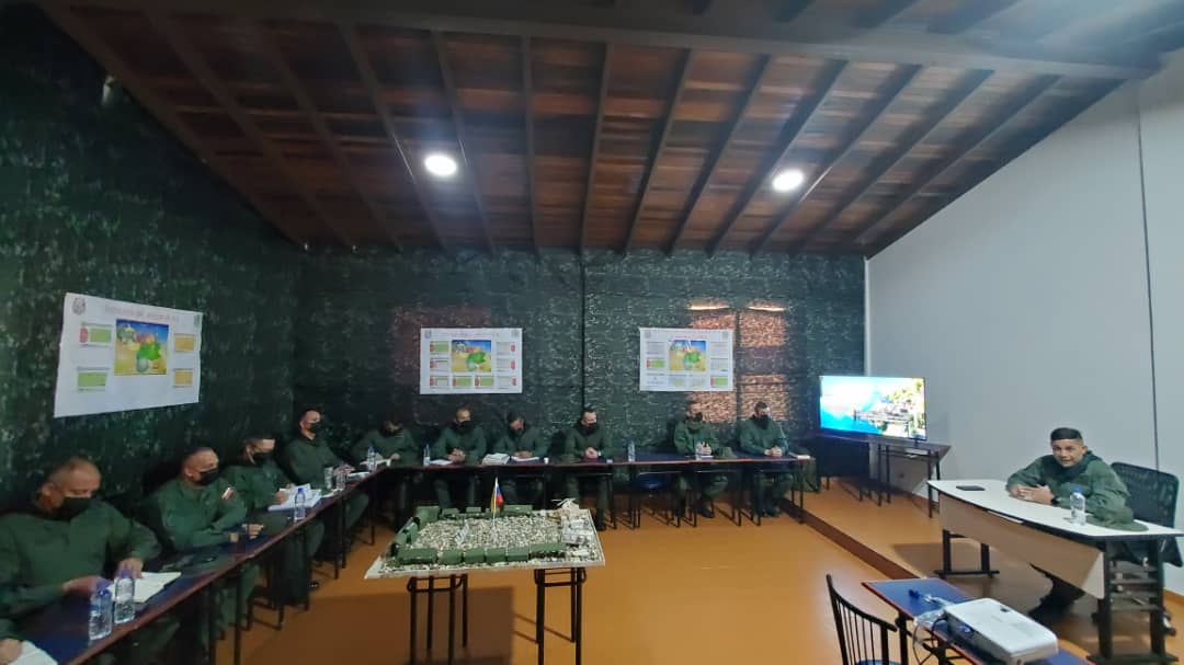 Umbv_Fanb's tweet photo. Desde el Fuerte Terepaima, el GD Dilio Guillermo Rodríguez Díaz, Rector de la UMBV, efectuó reunión de coordinación con motivo del Periodo de Campo y Maniobras de Campaña de los cadetes de la UMBV "Bicentenario de la Batalla Naval del Lago de Maracaibo 1823 -2023". https://t.co/D2dIHqKwOv
