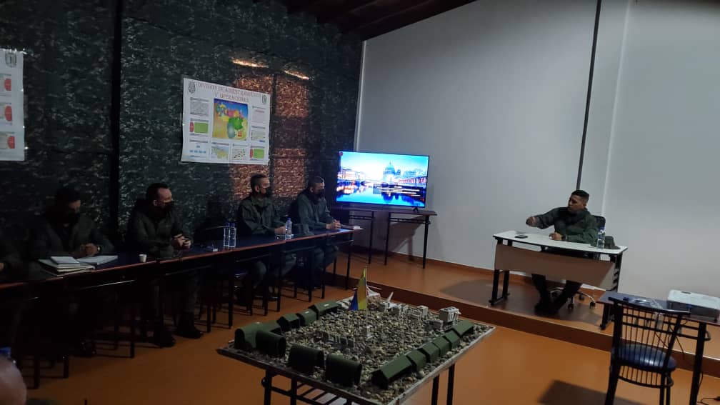 Umbv_Fanb's tweet photo. Desde el Fuerte Terepaima, el GD Dilio Guillermo Rodríguez Díaz, Rector de la UMBV, efectuó reunión de coordinación con motivo del Periodo de Campo y Maniobras de Campaña de los cadetes de la UMBV "Bicentenario de la Batalla Naval del Lago de Maracaibo 1823 -2023". https://t.co/D2dIHqKwOv