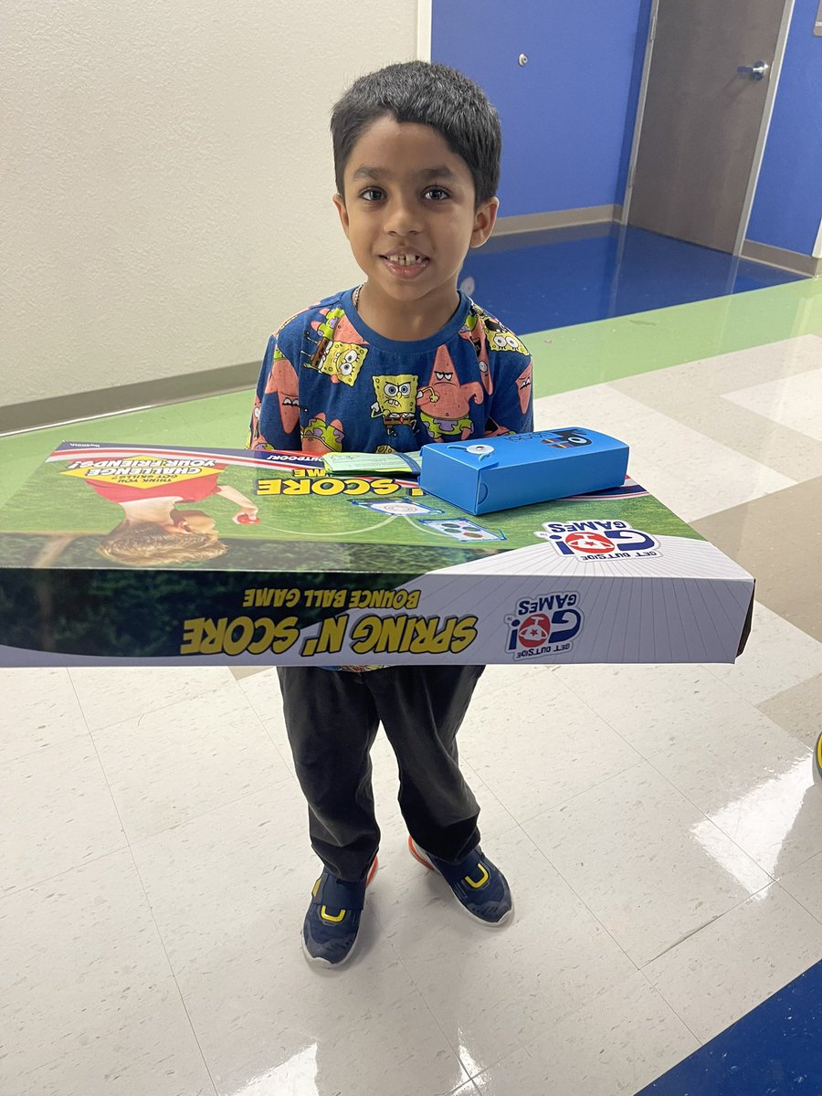 WashingtonElem5's tweet photo. Today students exhibit S.H.A.R.K behavior got the opportunity to shop in the shark store. #SWPB is essential to learning! @NorthRegionELA @LeroyKelsonIV @SavvyShark_AP https://t.co/bPmctICR5c