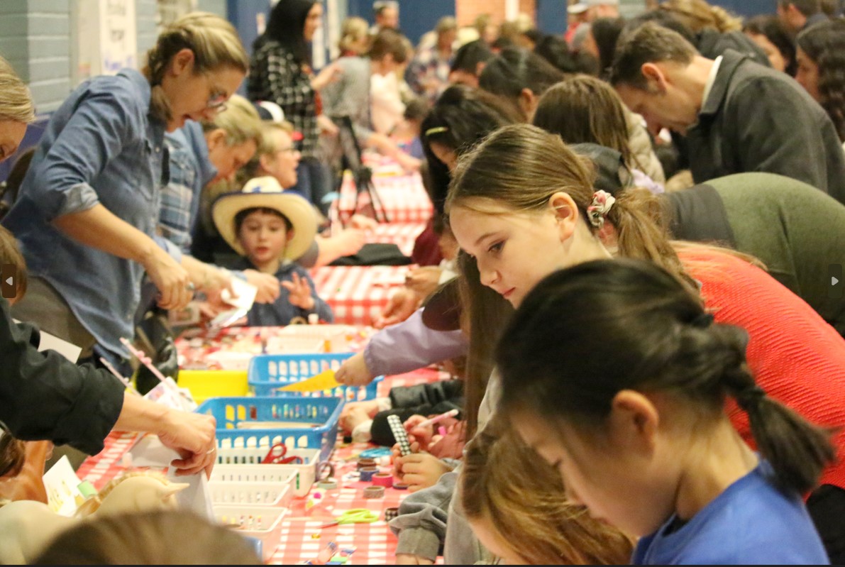 ClaytonSchools's tweet photo. Reading was all the buzz last night at Meramec Elementary’s first-ever Literacy Night. Families enjoyed activities and games or just relaxed with a good book in the library. The evening wrapped up the school’s annual “One School, One Book” event. #ClaytonExperience https://t.co/UGiX1gycZY