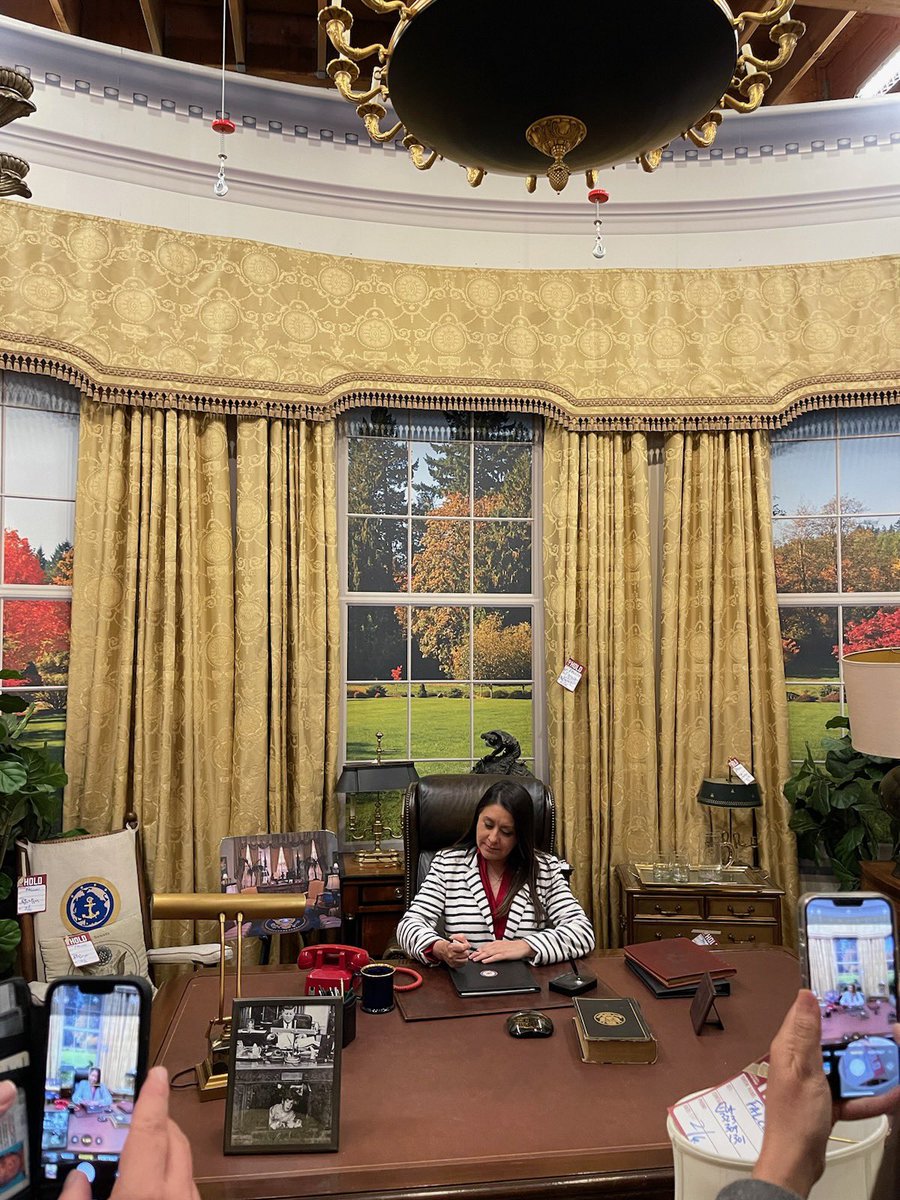 AsmLuzRivas's tweet photo. Let Rivas be Rivas.
The Los Angeles County Delegation got the opportunity to stop by The West Wing Set! #LACD https://t.co/Rl0ISyceeB