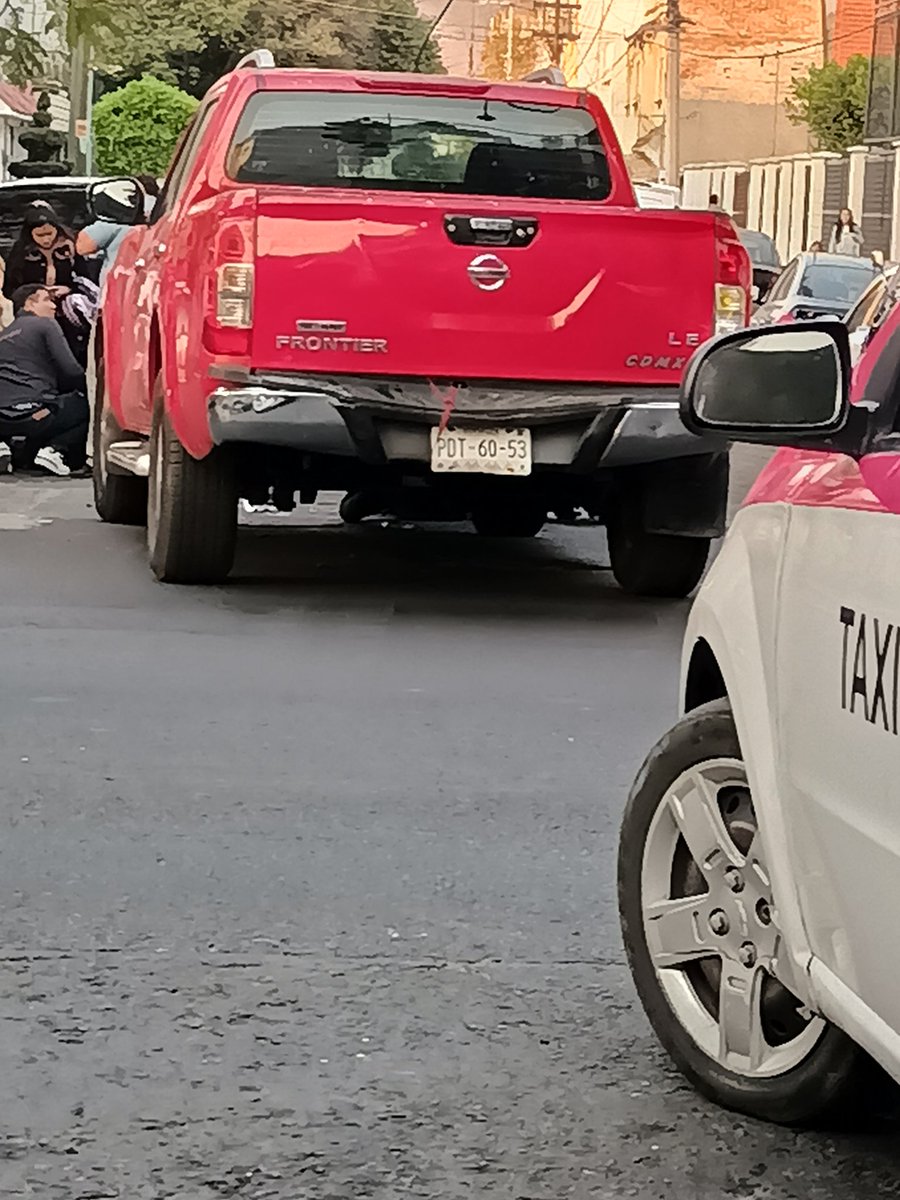 matahari81's tweet photo. @OVIALCDMX @SSC_CDMX La camioneta impacto a un motociclista, está lesionado  @TuAlcaldiaGAM https://t.co/uIhbC6gIug