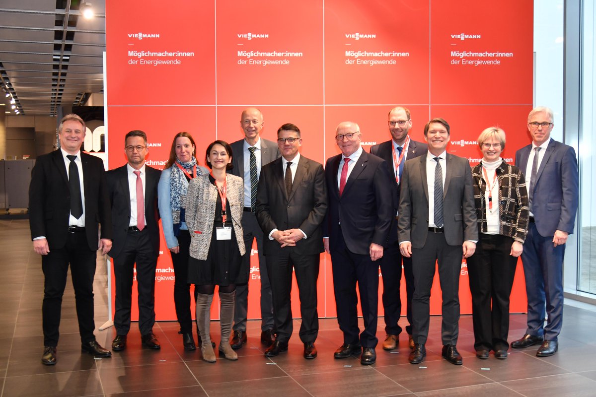 Viessmann's tweet photo. Hessischer Ministerpräsident @Boris_Rhein zu Besuch bei Viessmann: Gemeinsam mit Prof. Dr Martin Viessmann und Thomas Heim, CEO Viessmann Climate Solutions SE, diskutiert er unter anderem die Rolle der #Heizungsindustrie in der #Energiewende. https://t.co/ffeGO69xQP https://t.co/K3HixLC8o1