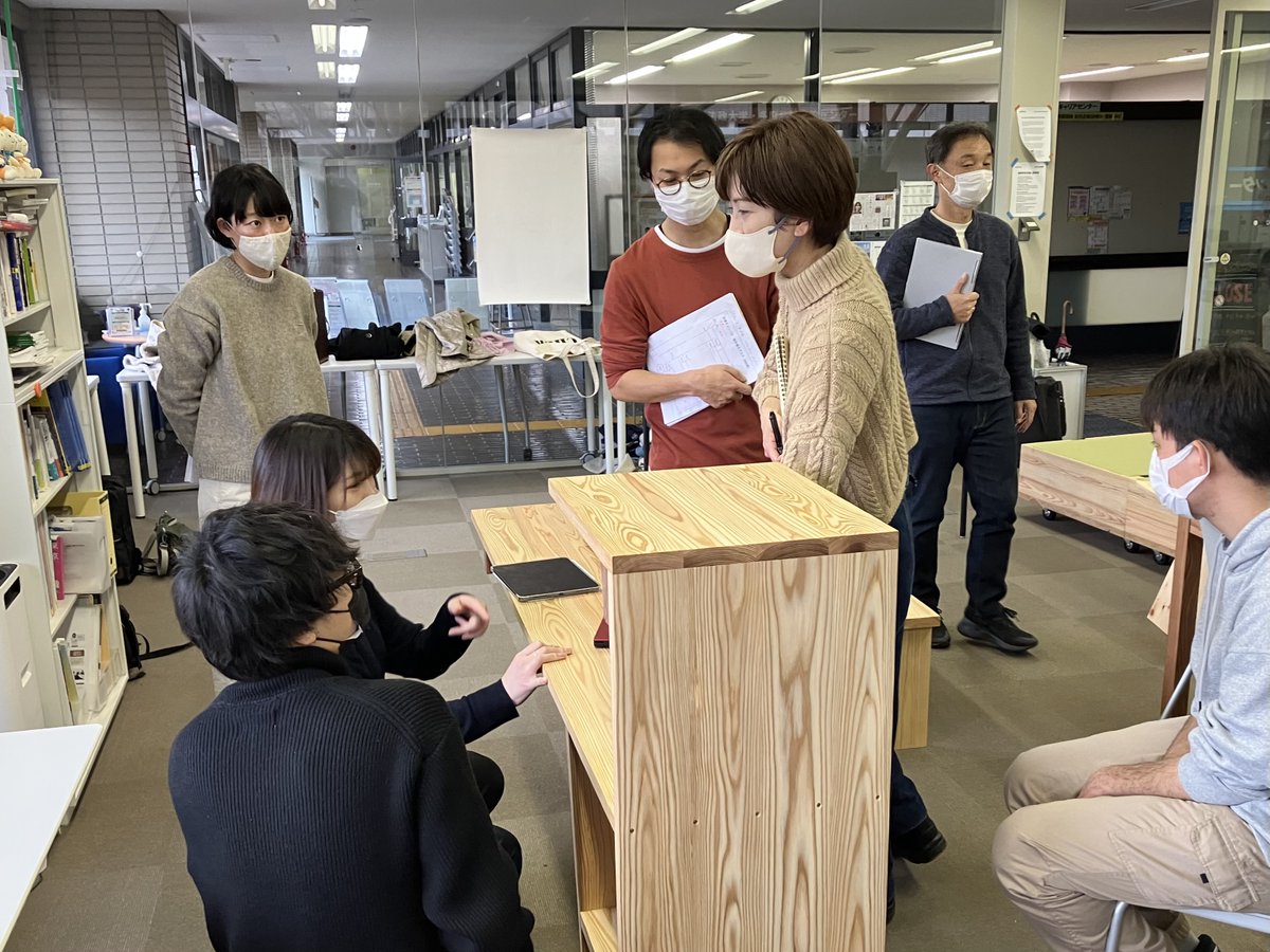 tokyochainsaws's tweet photo. 昨日の法政大学。地域の材を使った什器を作り、学生が気軽に立ち寄れる場所を作る〜そんなプロジェクトに木材提供、加工・製造で協力してます。愛称は「STAMA」（えすたま）！
#林業 #法政大学 #STAMA  #東京 #地産地消 #木製家具 #交流 #大学 https://t.co/hTeiACPHNs