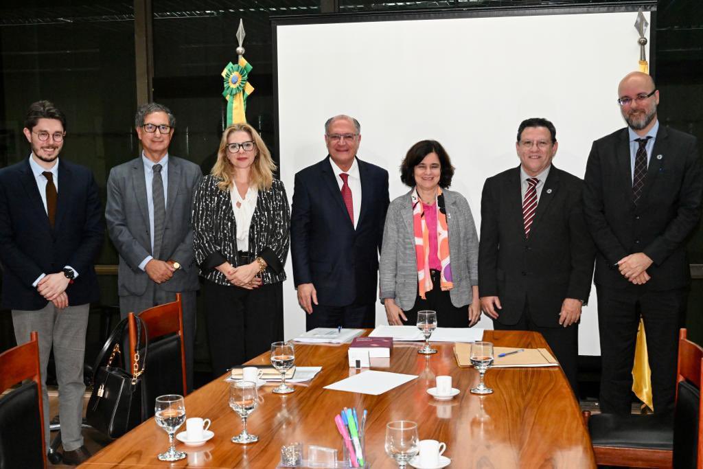 Encerramos a semana com uma proveitosa reunião de trabalho sobre o complexo de saúde brasileiro, ao lado da ministra @nisia_trindade e sua equipe. 📸 Cadu Gomes