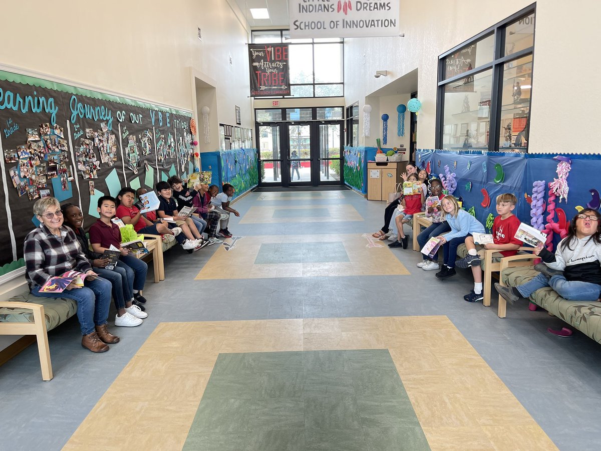 Today we read under the sea for our last day celebrating #FLCelebratesLiteracy Week 2023! Students and Parents got to enjoy stories together #vbevibe #diveintoliteracy @verobeachelem @IRCSchools @EducationFL