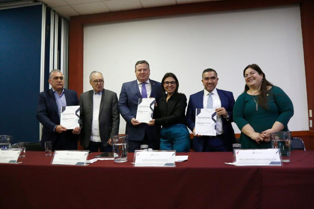 Tomas_Figueroa's tweet photo. Felicito a mi amigo @RSuro por la labor desempeñada durante su encargo al frente de la Fiscalía Especializada en Materia de Delitos Electorales (2015-2023), hoy presentó su informe final de labores en el @LegislativoJal https://t.co/GAs6KYWMfq