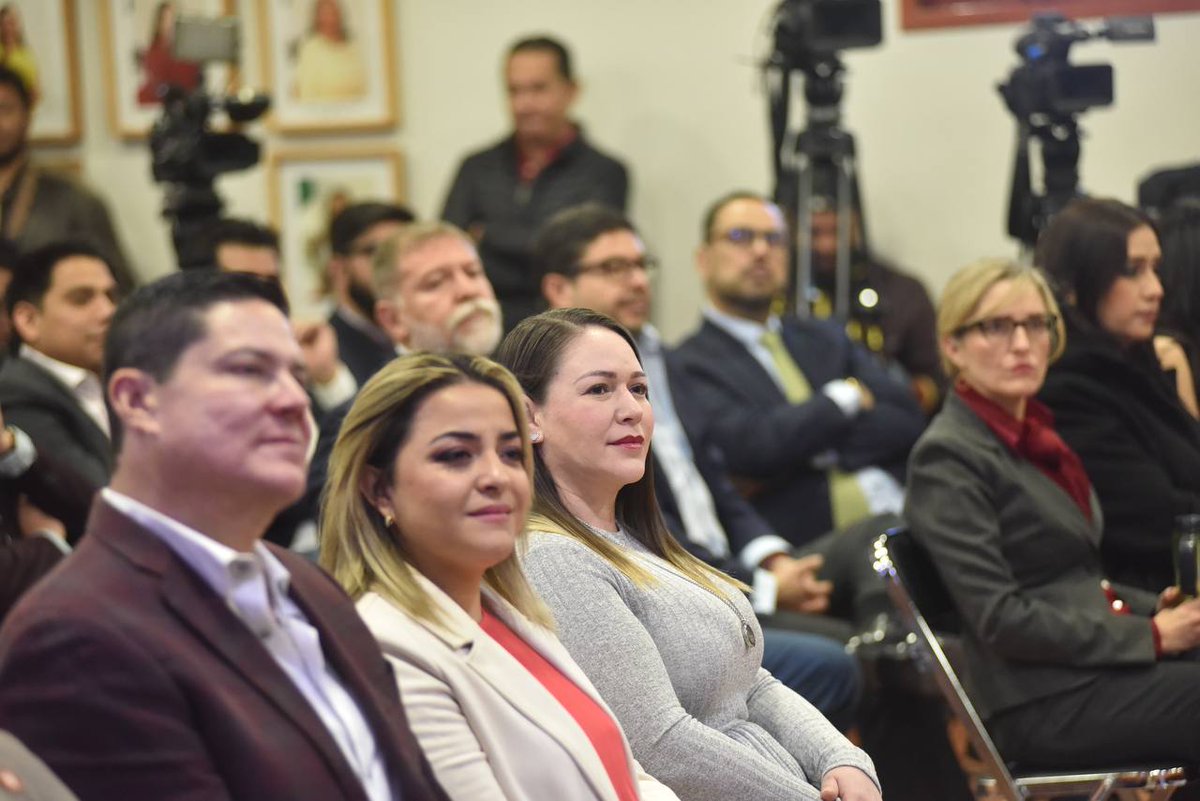 EnriqueIbarraP's tweet photo. En representación del gobernador @EnriqueAlfaroR, tuve el gusto de acompañar en el Salón de Legisladoras Jaliscienses del @LegislativoJal a @RSuro, quien rindió su último informe de actividades. https://t.co/G0Y8u9dMVT