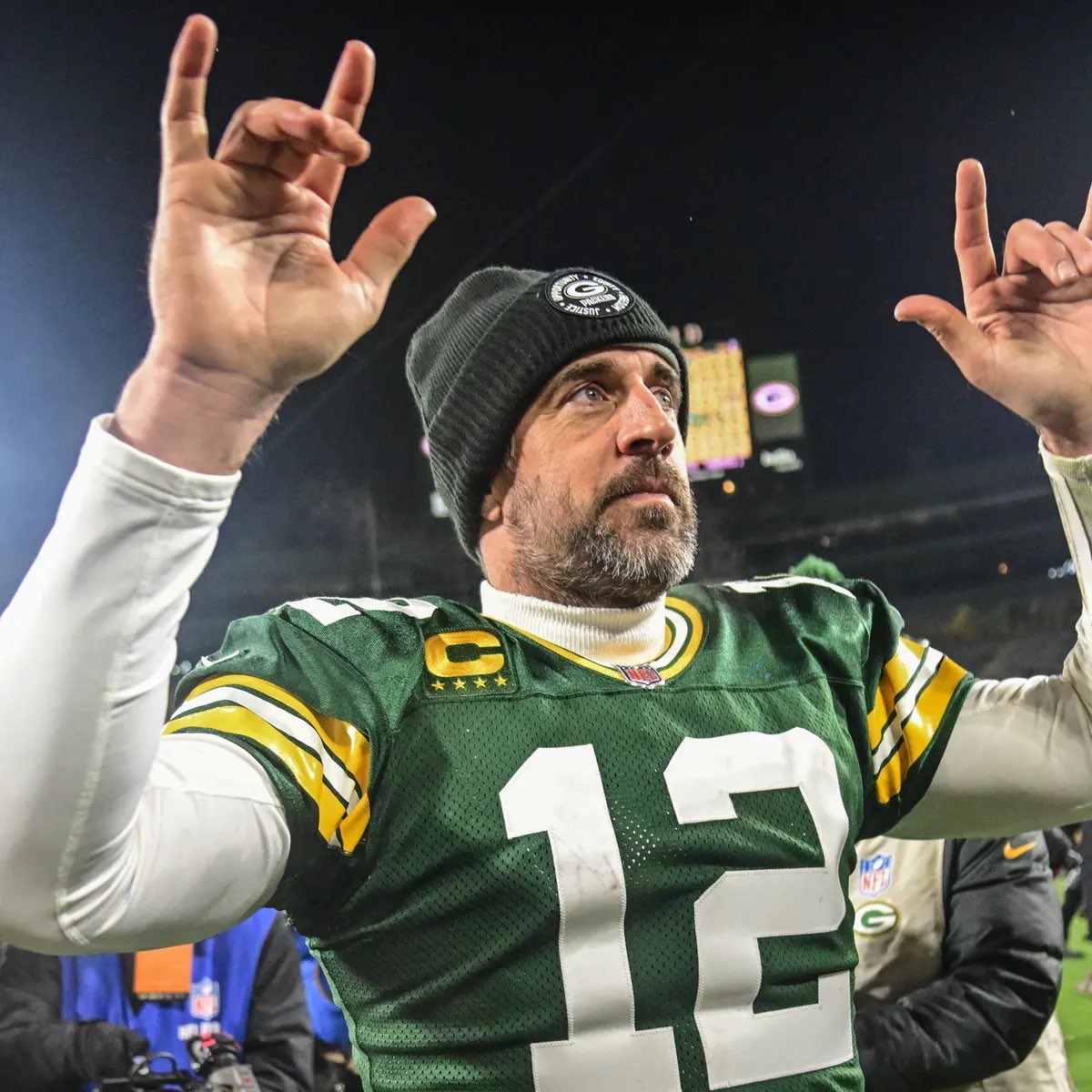 NFLPLAYERSWATCH's tweet photo. More news out of the 🍎: The New York #Jets are “Angling” for a veteran QB this offseason.

The biggest name for them? Aaron Rodgers https://t.co/CnbABQNU23