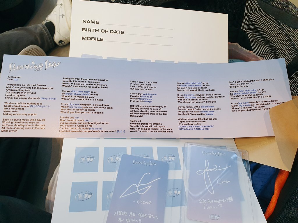 오늘 나눠준 XG ✨ Shooting Star 오피셜 슬로건, 공방 포카, 출석부.  ...사녹 대기 중. ✨ #음악중심 #mbc #music_core
